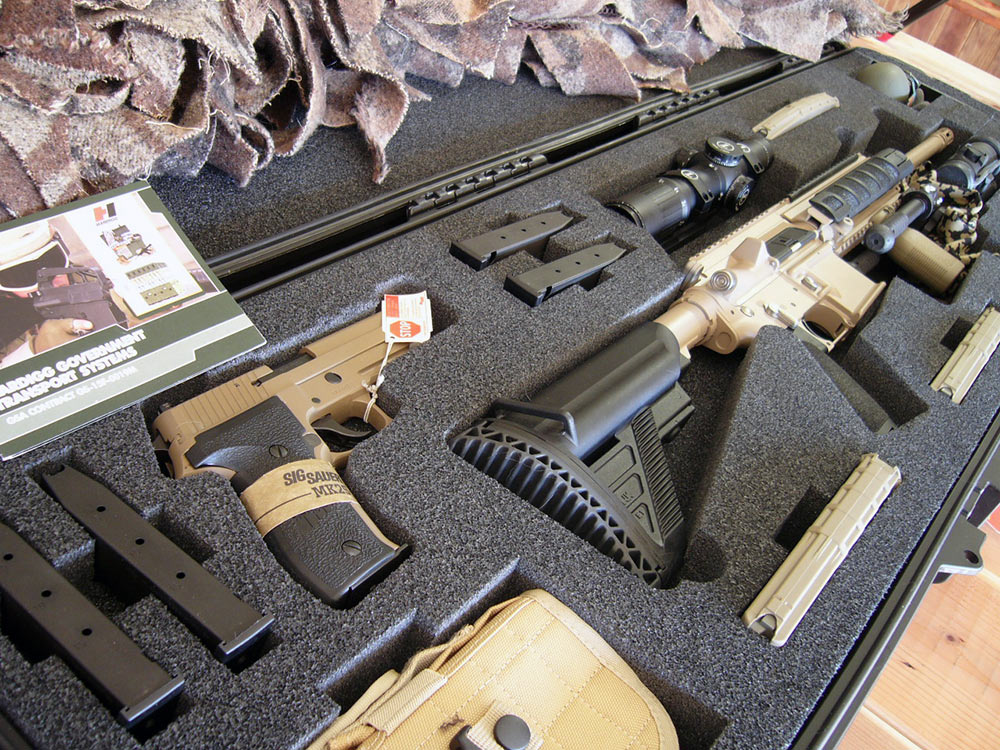 hk416采用hk g36的短冲程活塞传动式系统,比ar-10,m16及m4的导气管