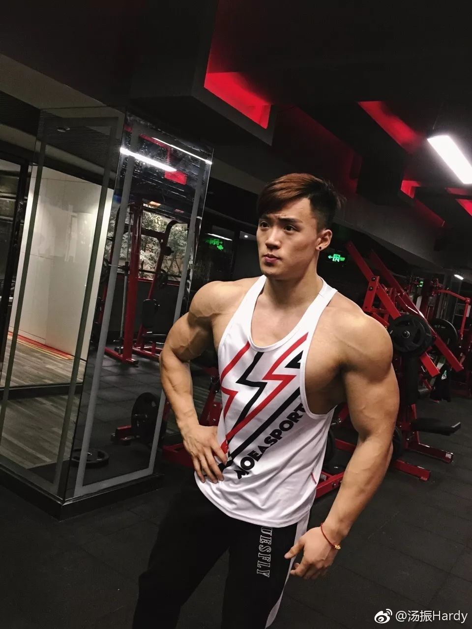 他們是中國的肌肉男團,三位ifbb pro成員稱霸健體界的帥!