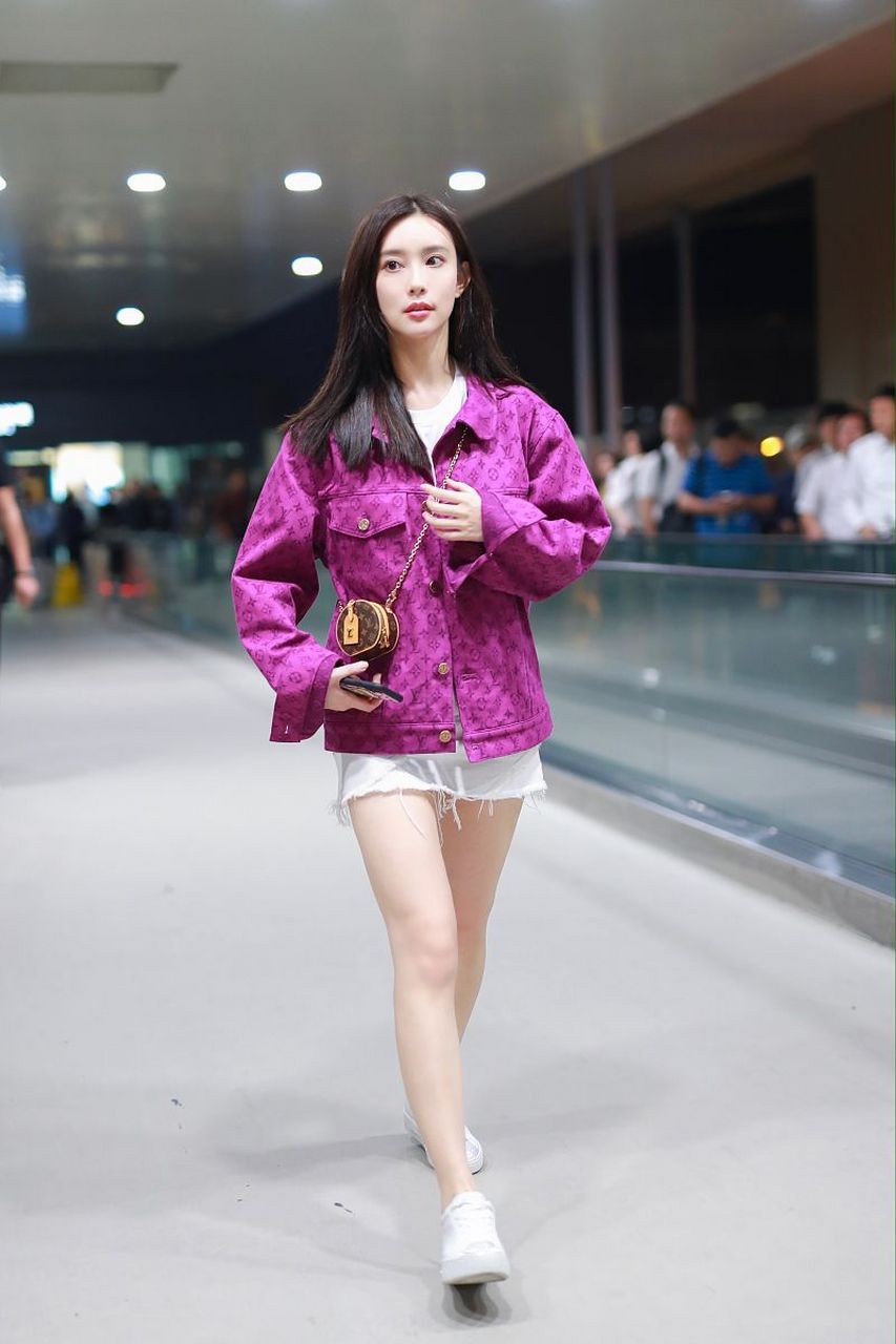 孟子义不仅五官精美有辨识度,而且拥有170身高优势,身材高挑,一双大