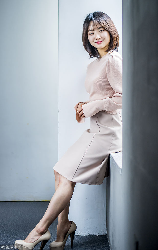 元真雅粉色珍珠镶嵌毛衣 奶茶色短裙高跟鞋柔美清新