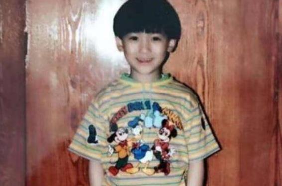 看到朱一龙童年的照片,网友:难怪这么红