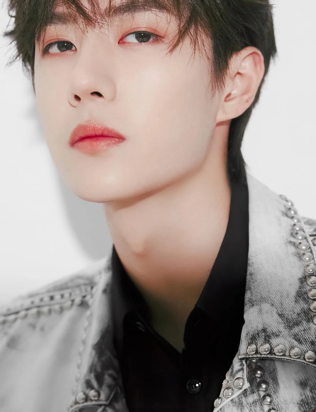 王一博玫瑰眼妆帅出新风格,不娘反而带点硬气,女生化也好漂亮!