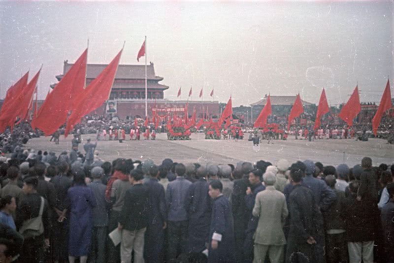 1949年10月1日开国大典最美景致,人海中无数五星红旗飘扬