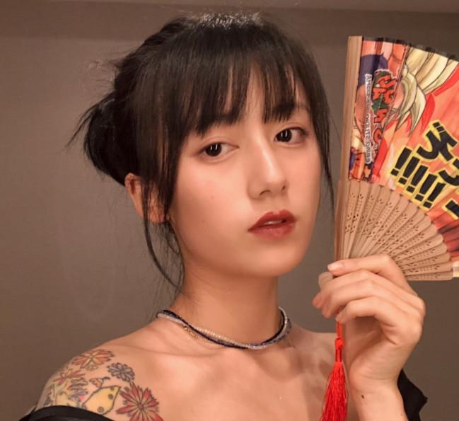 黑尾酱童年时接受采访的照片曝光,漂亮的姑娘从小就好看