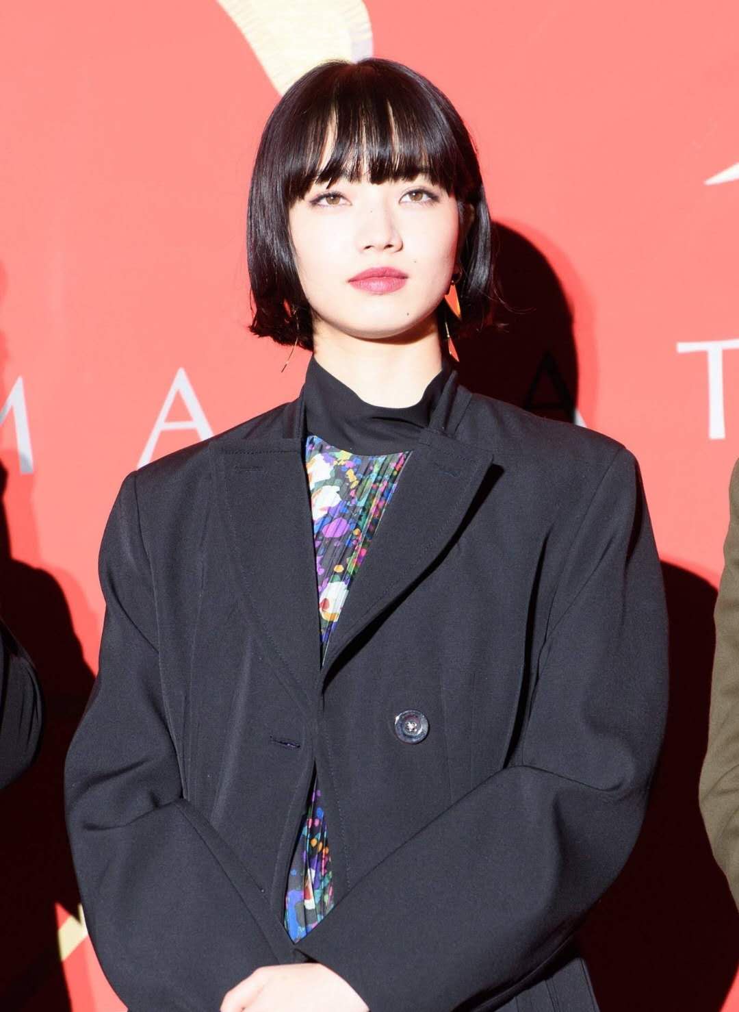 小松菜奈厉害了,碎花裙搭风衣穿出高级感,这种蘑菇头就她能驾驭