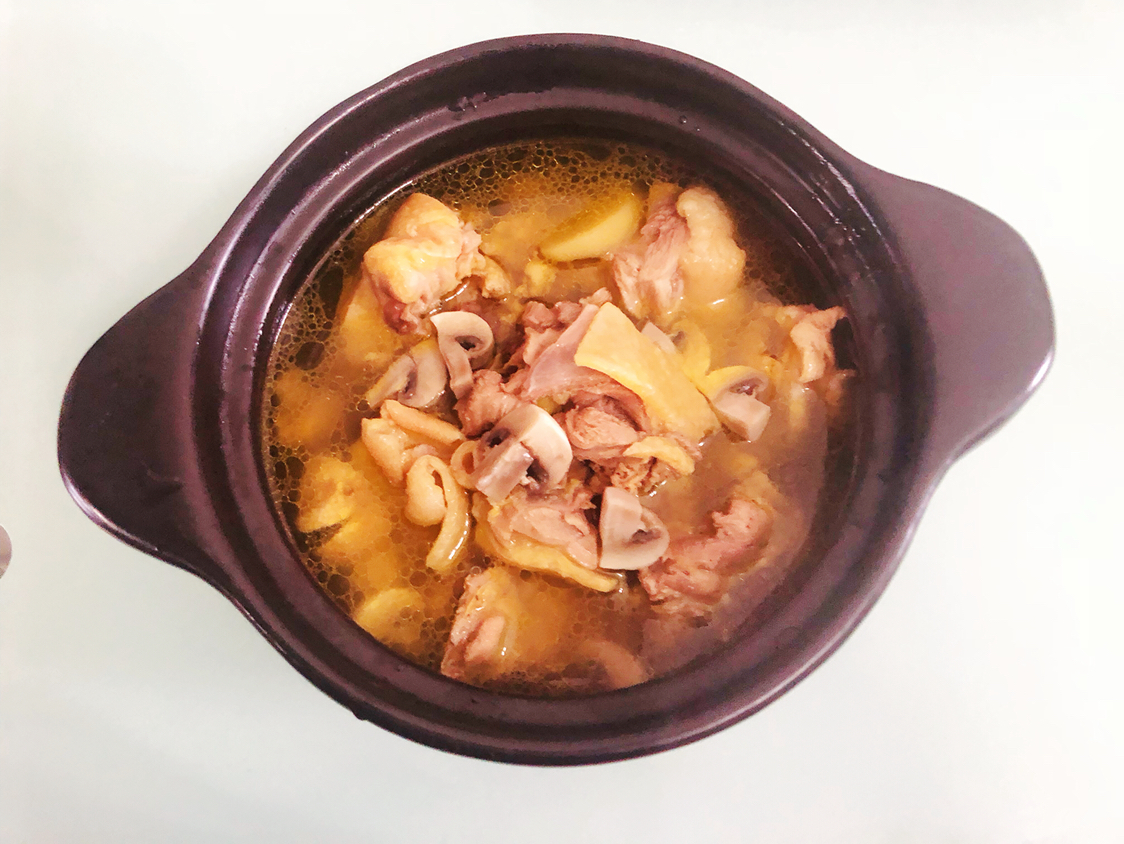 这是蘑菇炖鸡汤,用了1/4只老母鸡炖的鸡汤,里面还加了白蘑菇,整个调味