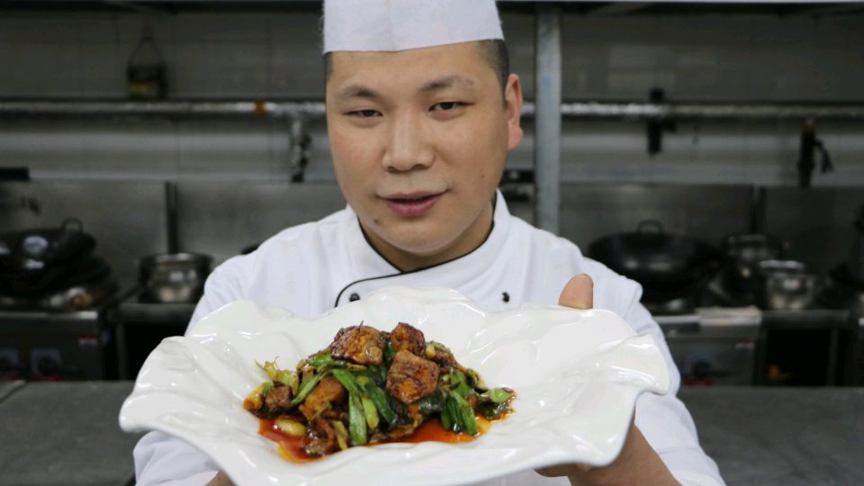 大厨教你:一道四川名菜“盐煎肉”做法简单,下饭菜!