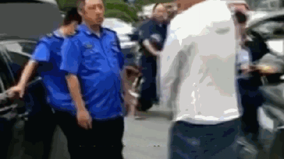 纹身男不满城管挪车行为,暴力抗法!当街殴打执勤城管!