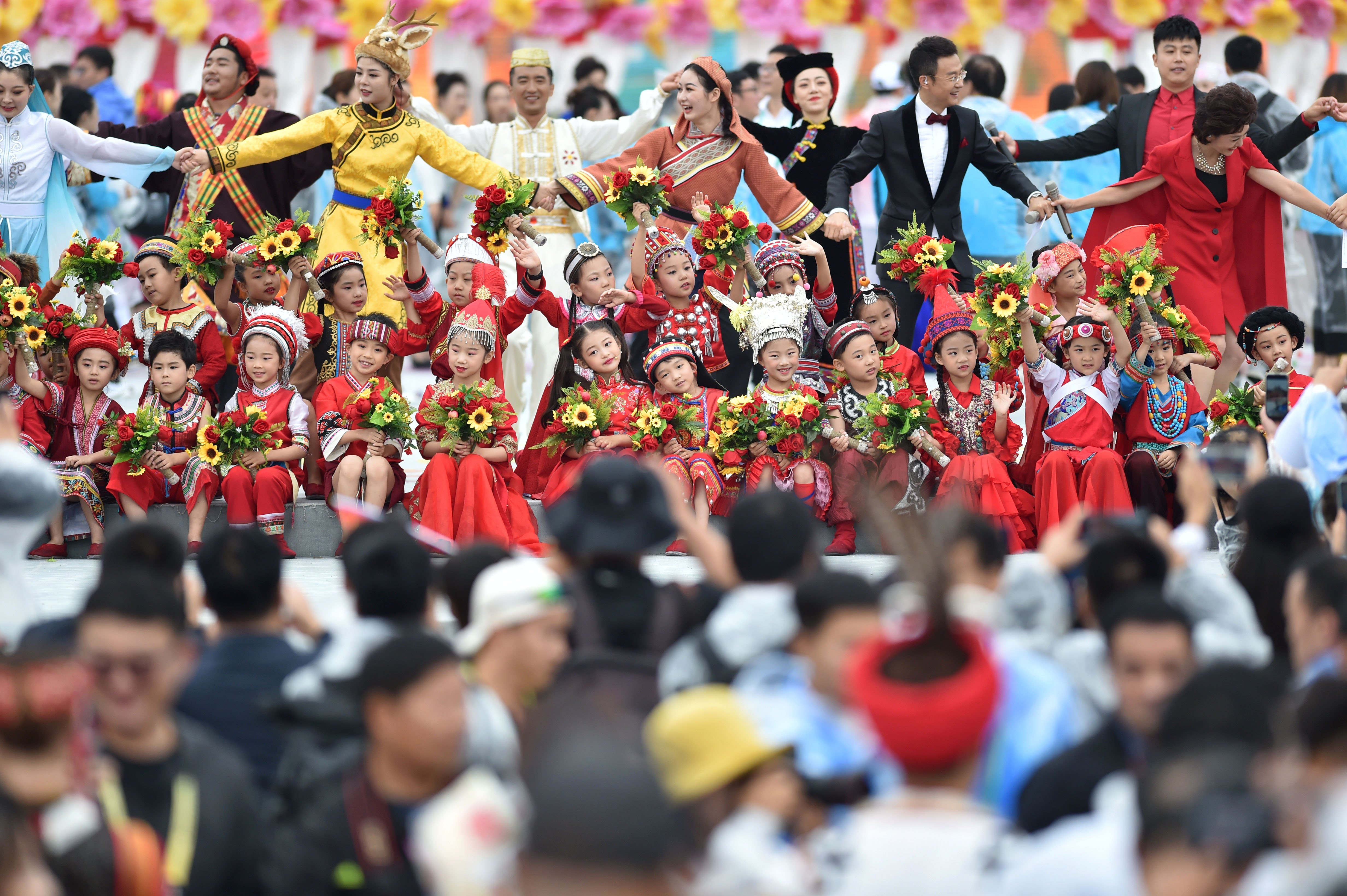 第十一届全国少数民族传统体育运动会民族大联欢活动在郑州举行(3)