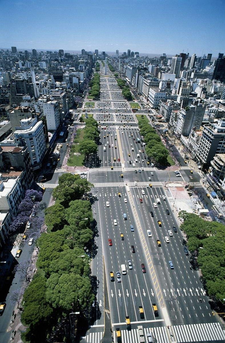 世界上最宽的城市街道,几十年间不断扩建,拥堵仍是个大问题!