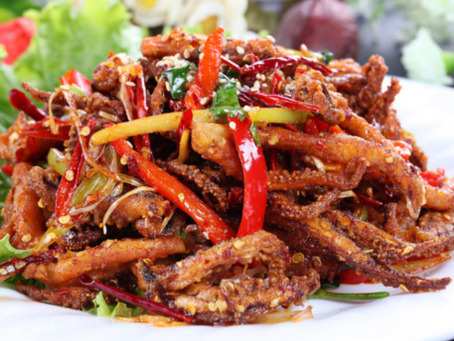 第三道是干煸鱿鱼须,吃起来香脆可口,会让人上瘾的,这6道美味的家常菜