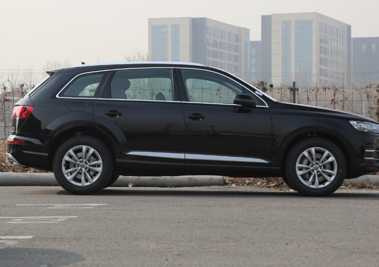 奥迪q7充斥着很多现代元素,给人一种很舒服的感觉,让人喜欢