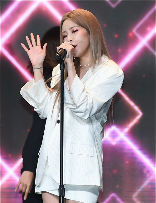 韩女歌手heize发首张专辑 穿超短裙献唱