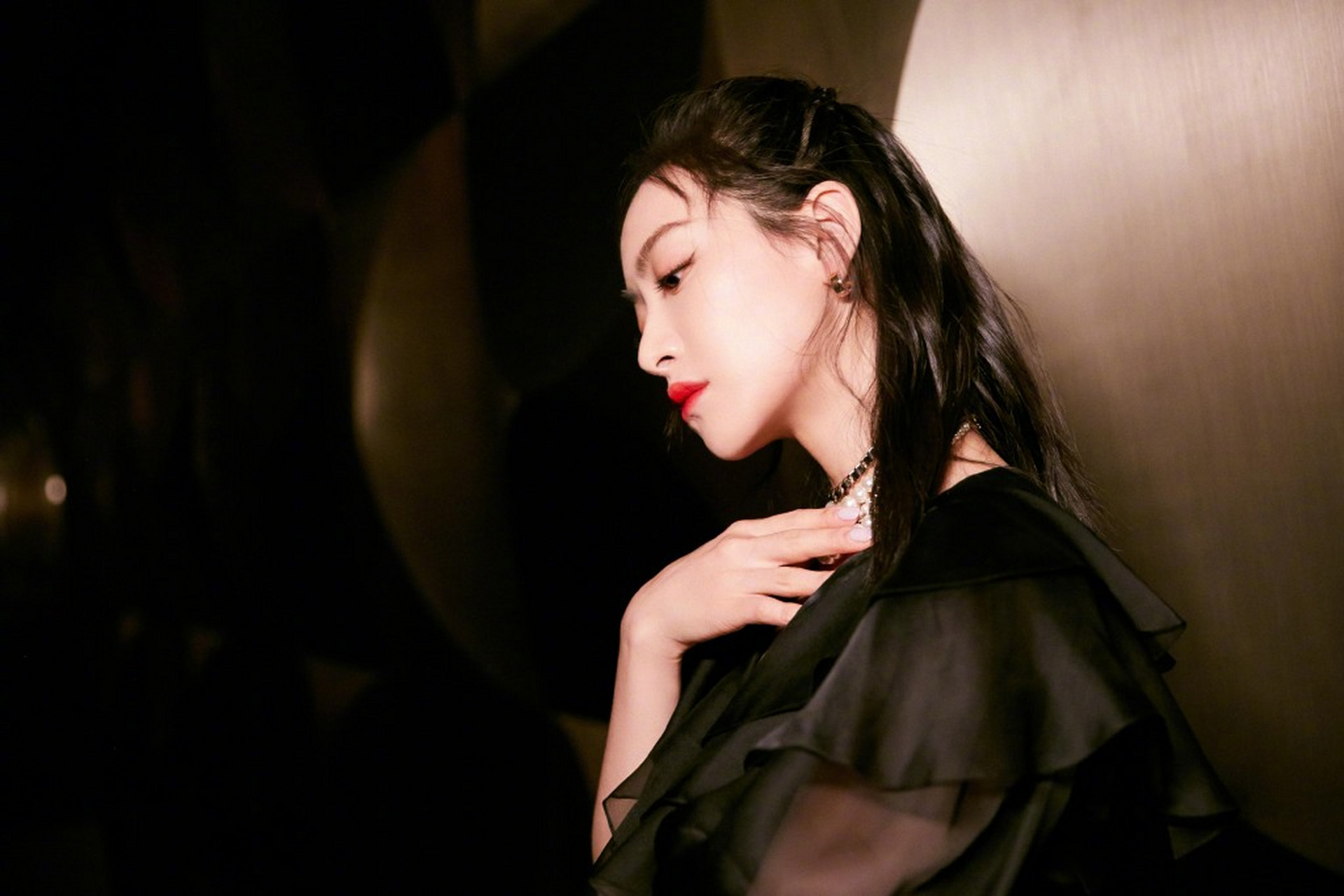 宋茜一袭chanel黑色纱裙搭配精致红唇妆容,魅惑优雅的美丽姿态.