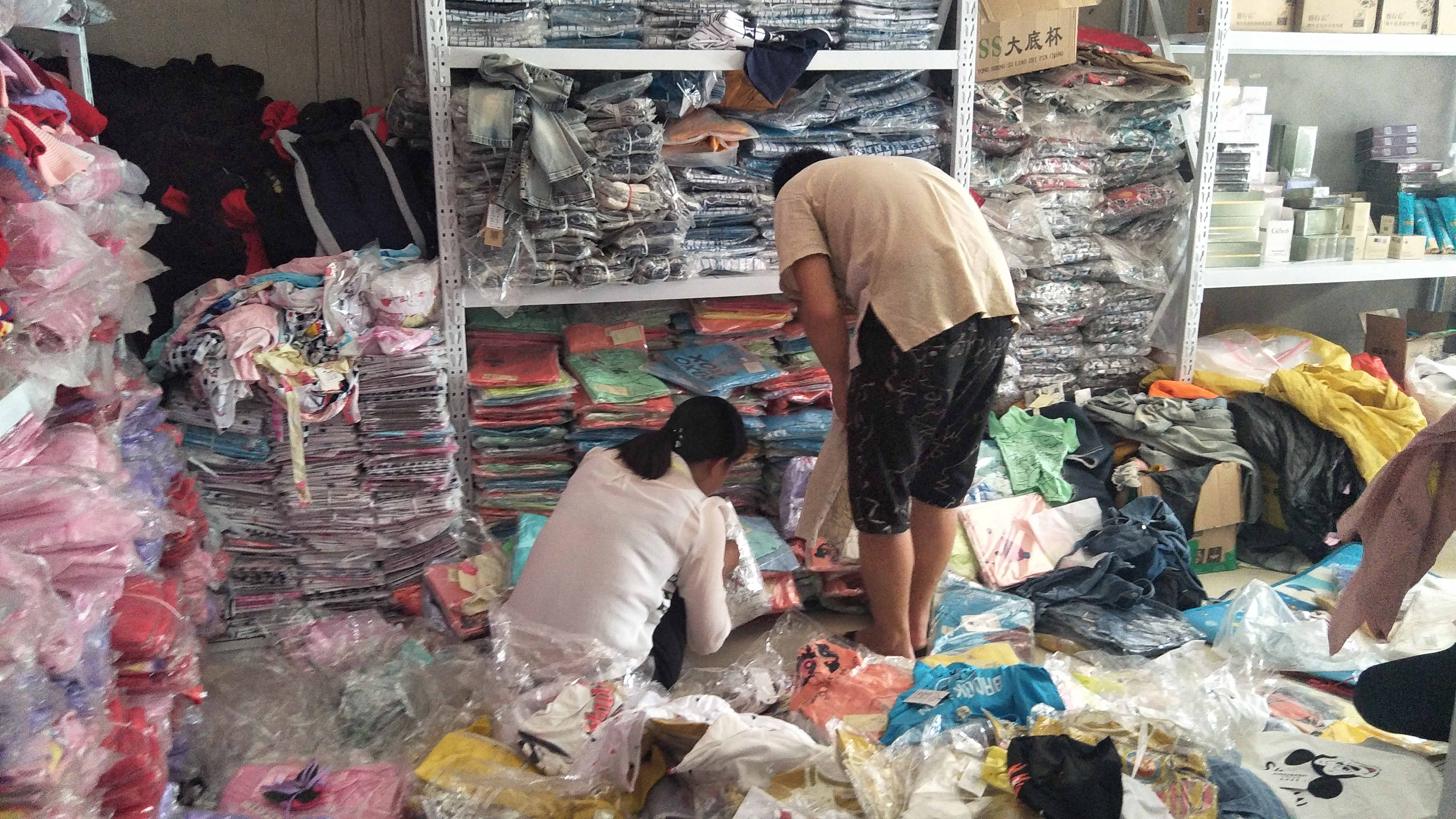 农村老板干服装生意,大量库存销售难,压货300万愁得睡不着