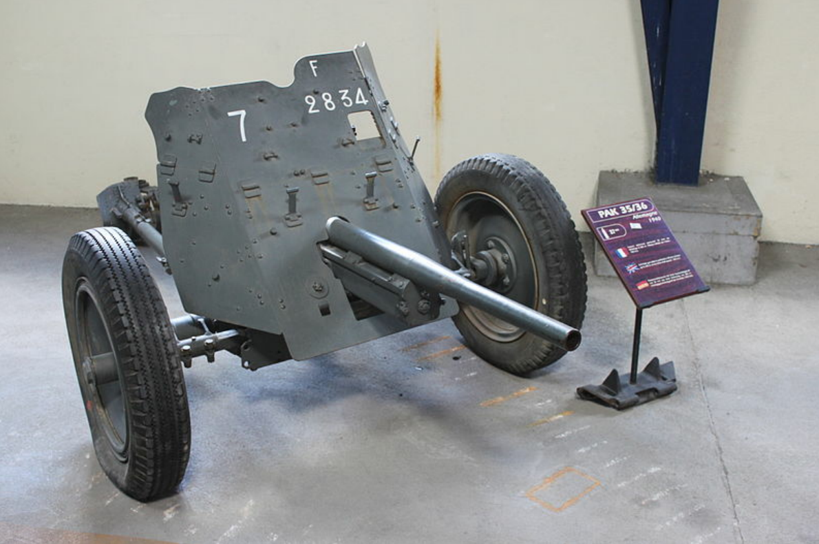 pak44服役于1944年,是德国人在见识苏军122毫米炮后研制的竞品,也作为