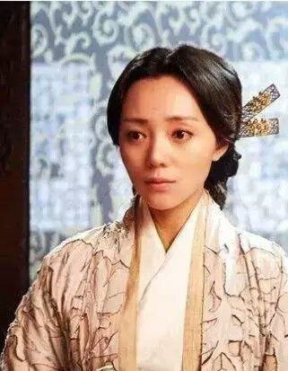 这位中国女版古惑仔,削骨后美成这样