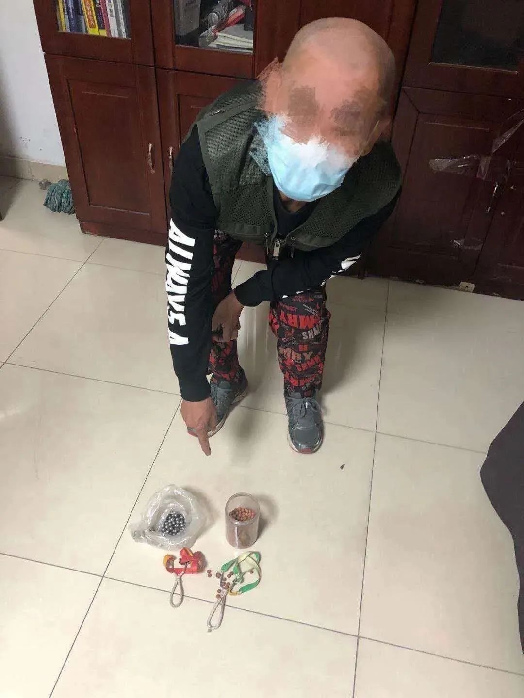 震惊丨济南又有居民家中窗户上惊现"弹孔",该事件已多次发生