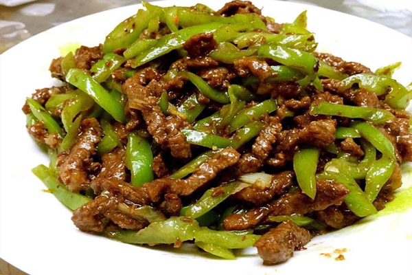青椒炒牛肉的家常做法,不老不柴,肉质嫩滑,下酒又下饭