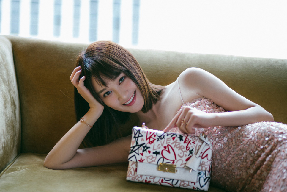 她是童星曹骏女朋友,穿亮片吊带裙梳波波头,29岁还是少女一枚