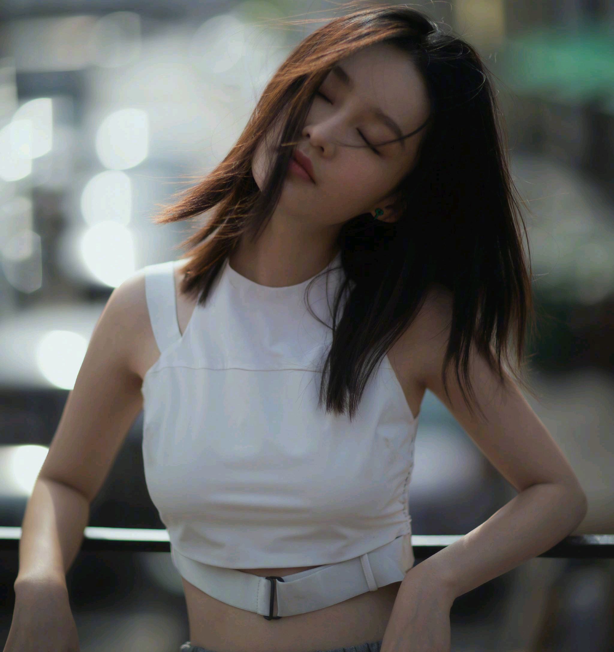 李沁米兰街拍,大秀小蛮腰,营造出别样的秋日风情