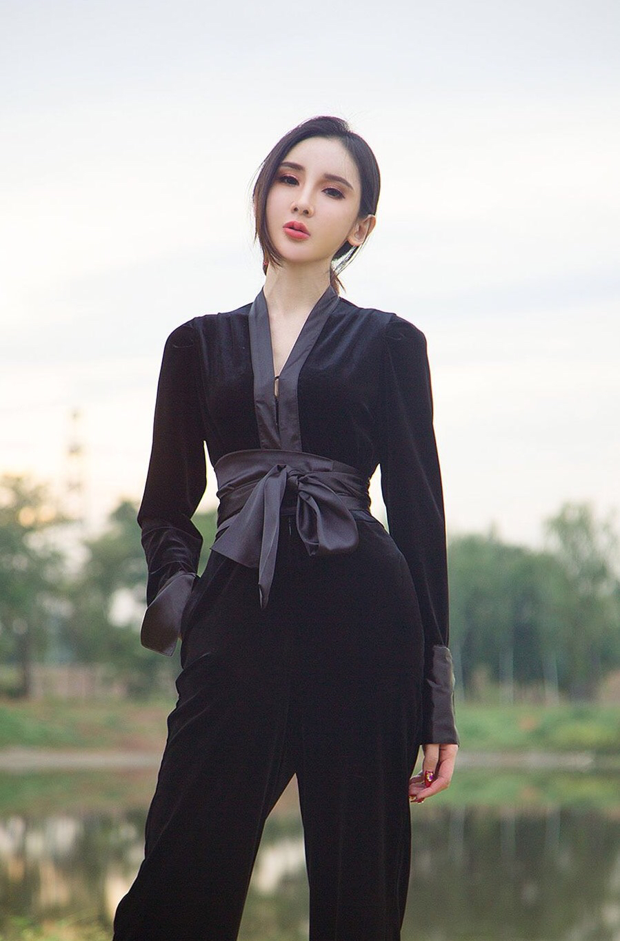 阿依努尔瓦娅的黑白搭配,相得益彰.