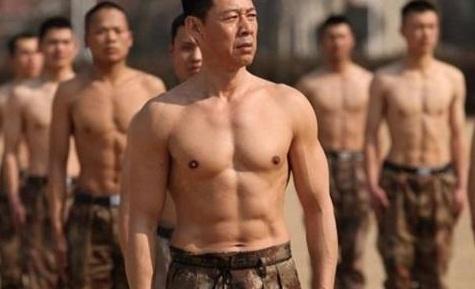 陈赫的正面教材,四位明星有6块腹肌,成龙让人遗憾,他让人佩服