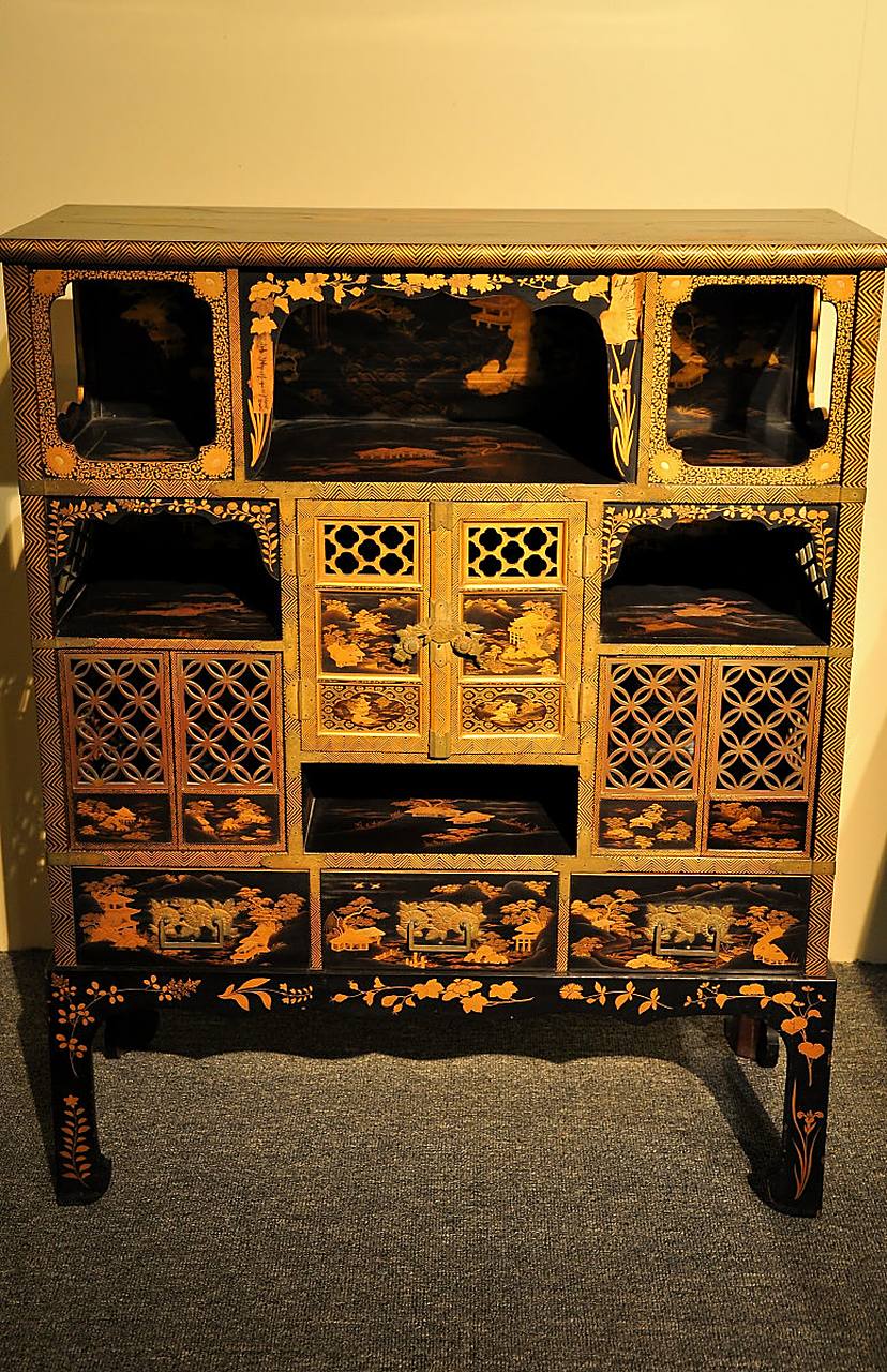 藏式家具无非箱子,柜子,桌子和卡垫四种,而在真正的游牧家庭,甚至连