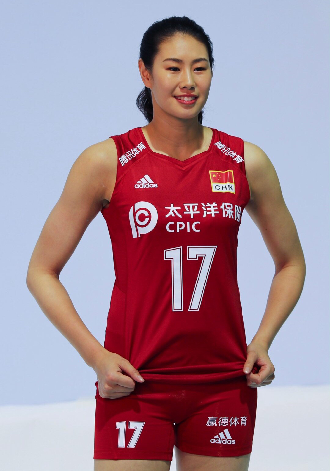 中国女排穿新队服拍宣传照,网友吐槽新队服我却关注到这一点