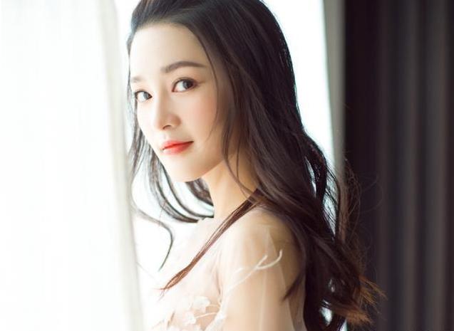 晒晒李沁现实住的豪宅,装修布置很豪华,平时也很爱吃零食