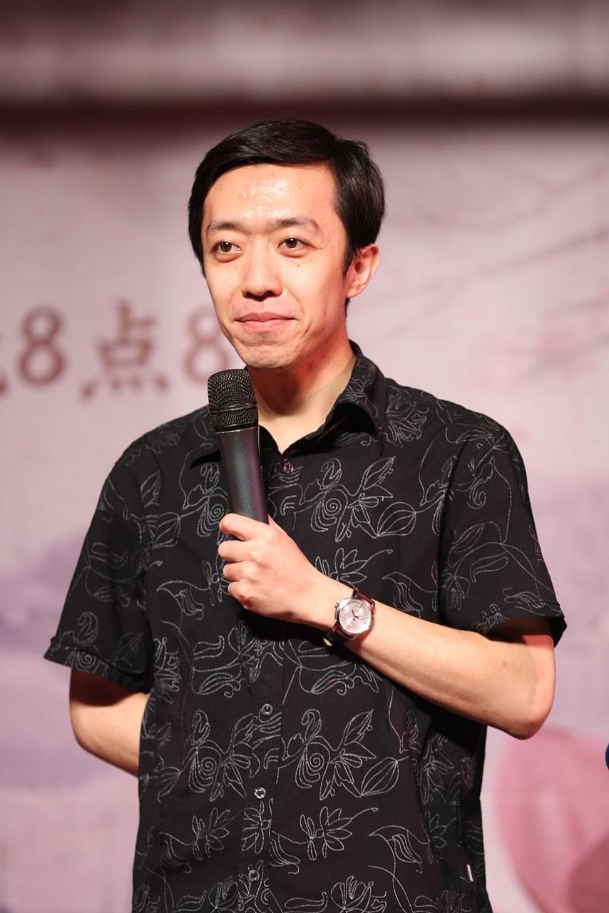 折腾其他去了,王玥波一直说书,名气也大了,成了年轻评书演员的翘楚