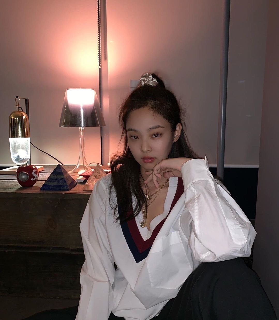 jennie生活照,怎么拍都洋气,白色v领衬衫,诠释霸气女性魅力