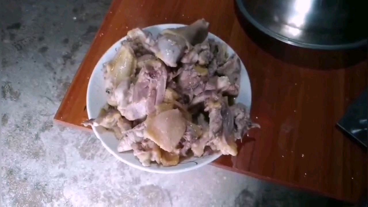 姜酒鸡汤最适合产后宝妈的汤下奶快当地的女人坐月子就是喝这道汤
