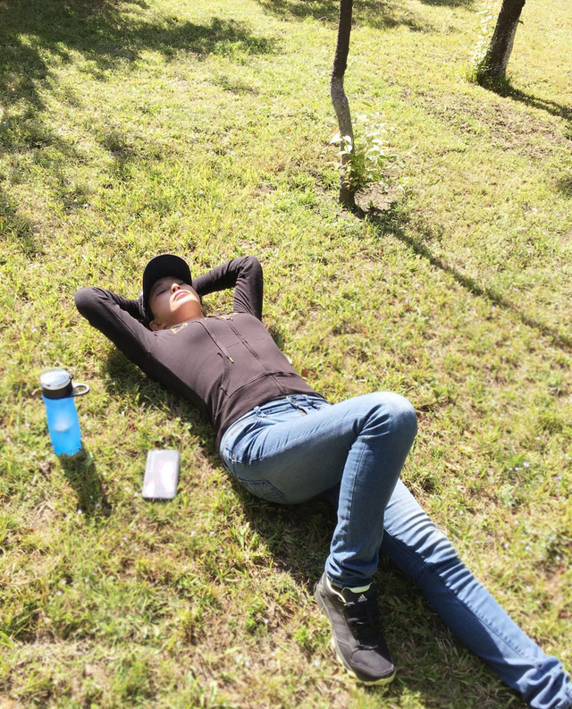 刘晓庆晒仰面朝天躺草地上照片,被网友评姿势不雅