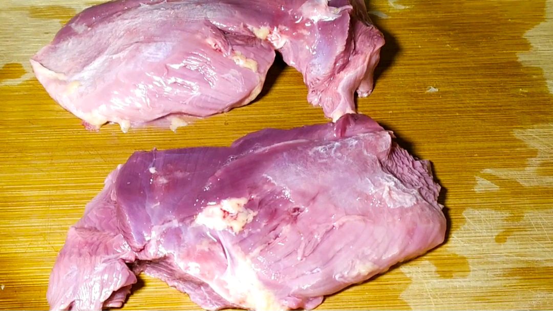 鸡脯肉你要这样吃,加2个蛋清,铁锅里一煮,出锅比红烧肉还香解馋