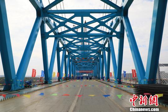 徐盐铁路盐城特大桥新洋港斜拉桥成功合龙