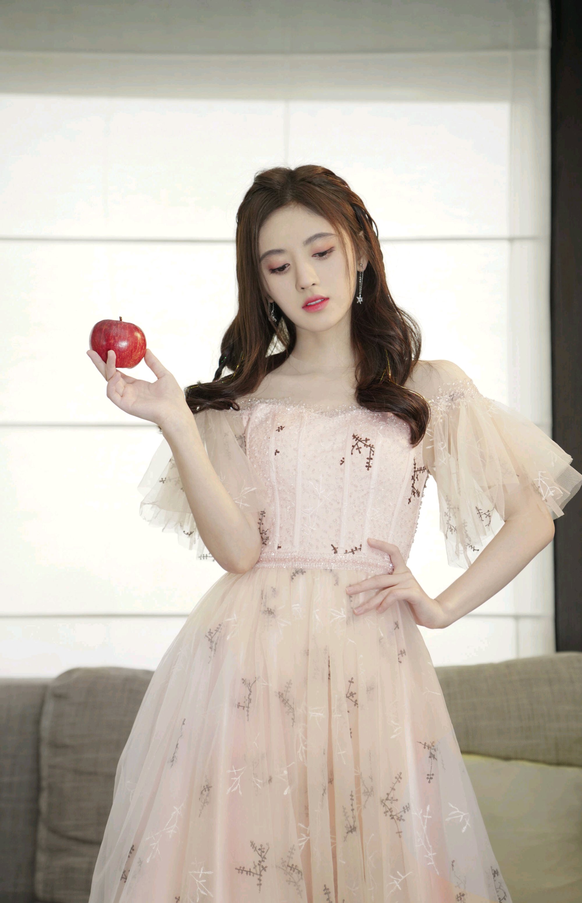 鞠婧祎粉色长裙美图集锦,真不愧四千年美女