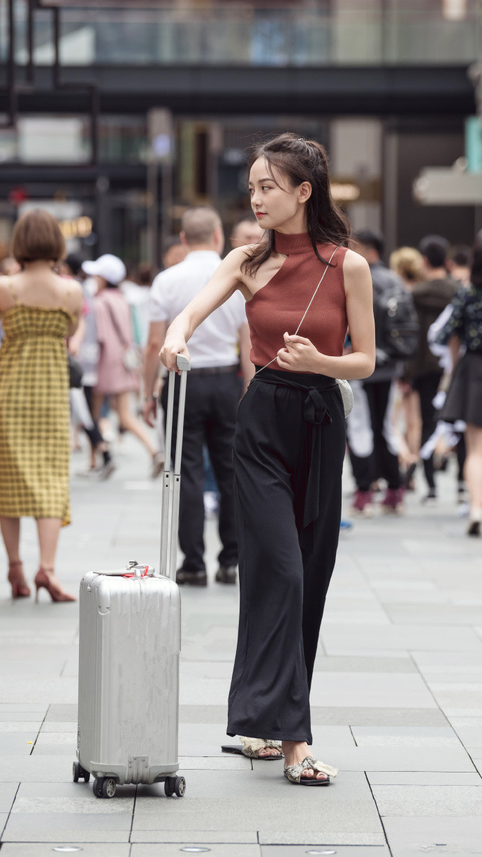 街拍:美女抱着锦鲤,戴着墨镜穿一身时尚夏装,走在路上很吸睛!