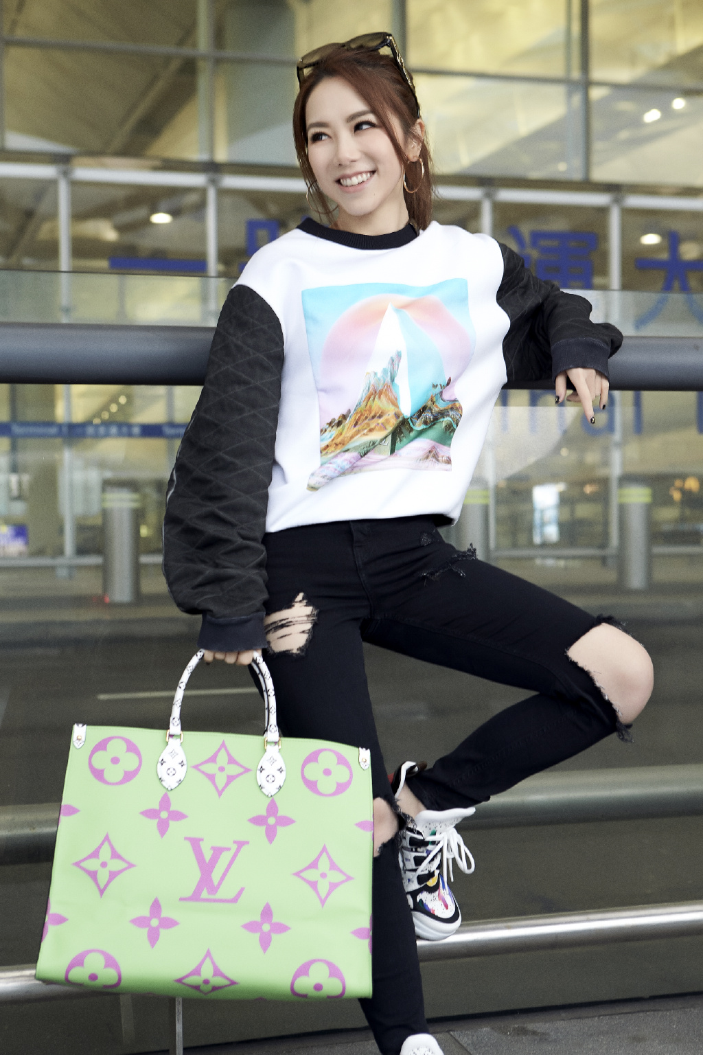 从没见过这么高级的邓紫棋!驼色大衣配西装,百变少女优雅又俏皮