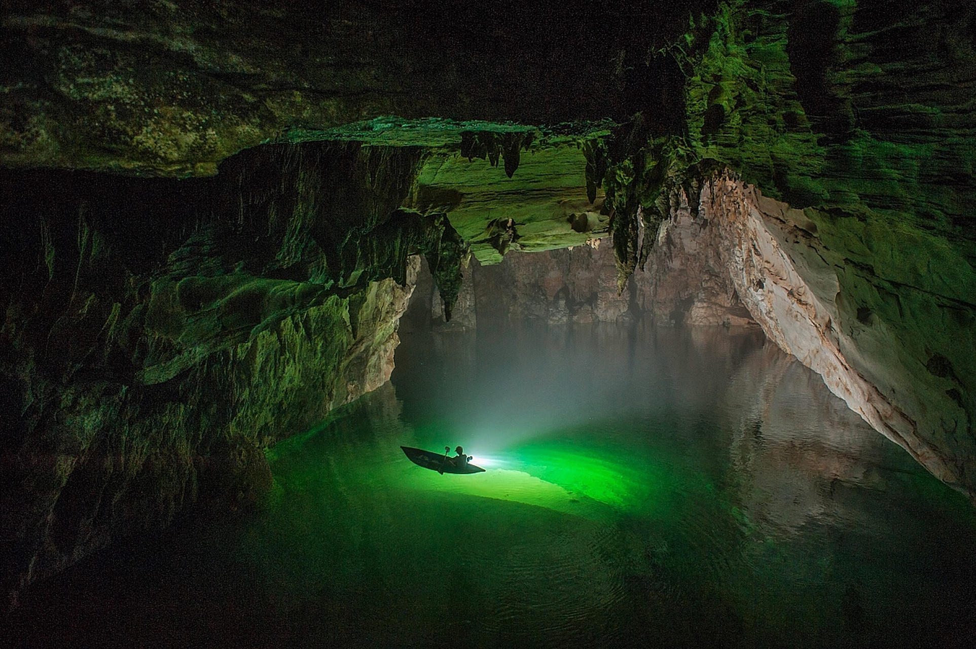 恩施黄金洞是一座具有挑战性和神秘色彩的大洞,位于恩施市以西约15