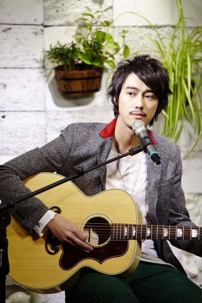 新辑发布会,远在英国的母亲惊喜现身,阿山恭喜杨永聪三喜临门