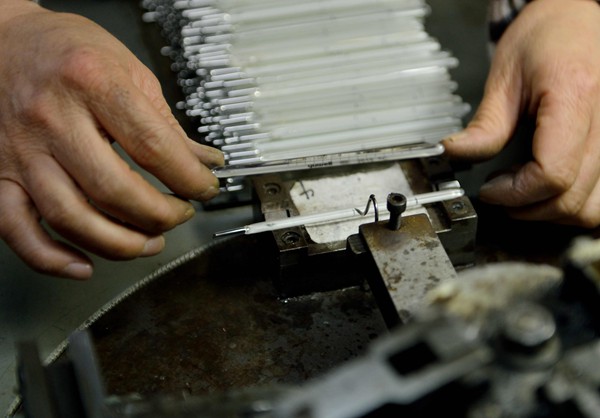 探秘水银体温计生产过程