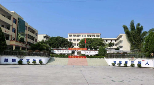 圆梦助学"活动走进寻乌县,在寻乌南桥中学展开教育基金捐赠仪式