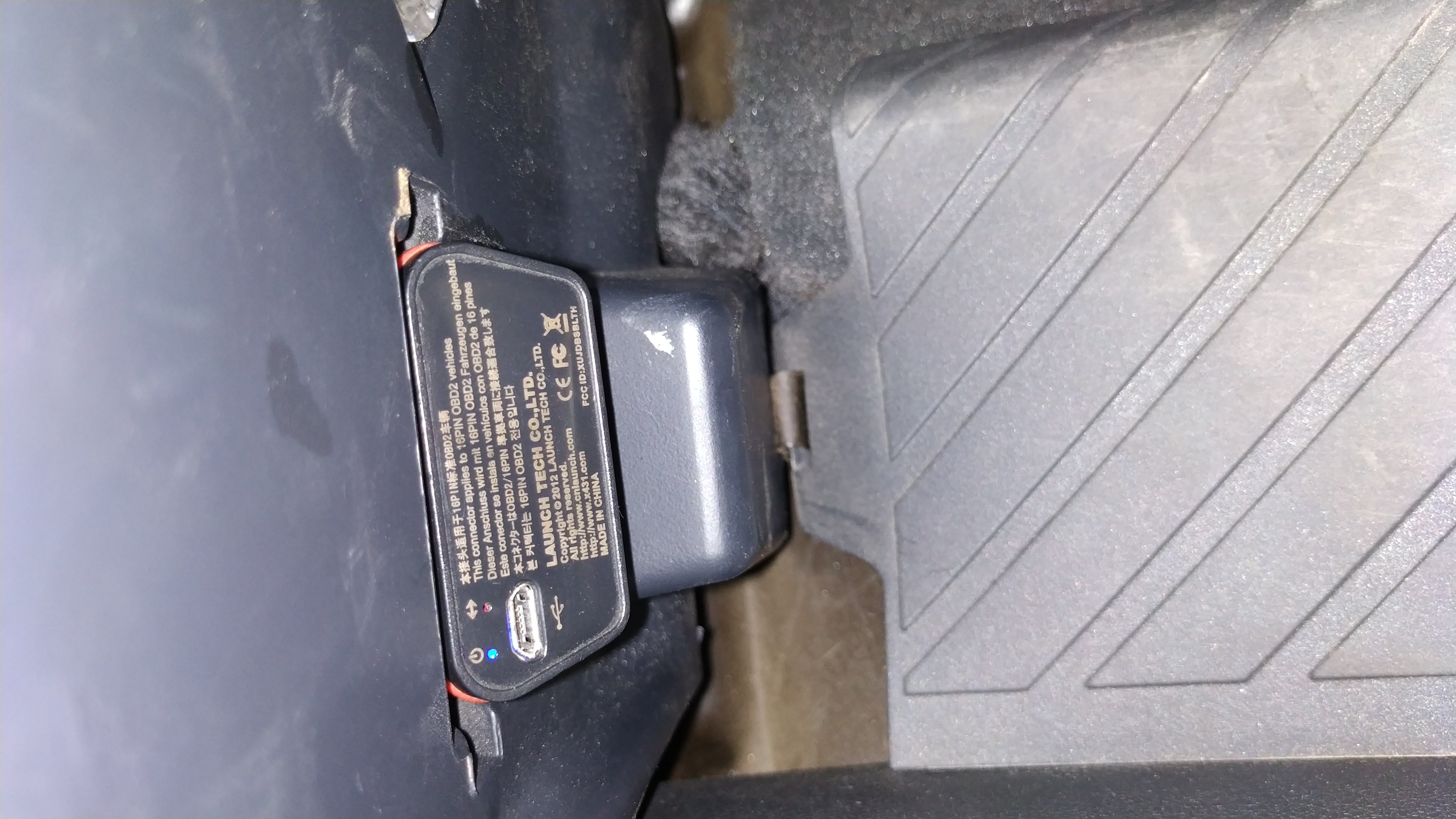 2013年奥迪q5的obd2诊断接头位置位于方向盘下方左下角位置,淡紫色的