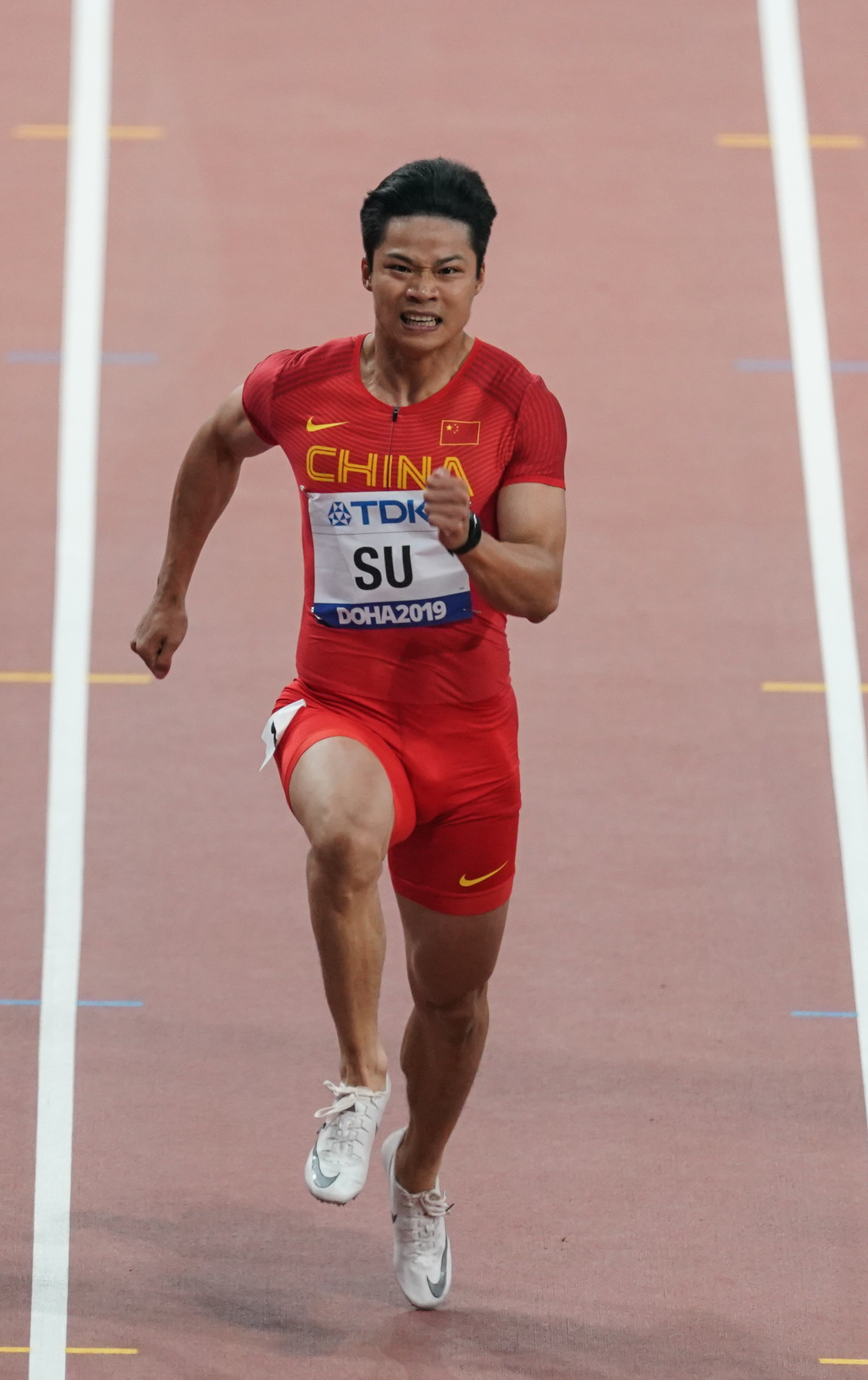 男子100米预赛图片