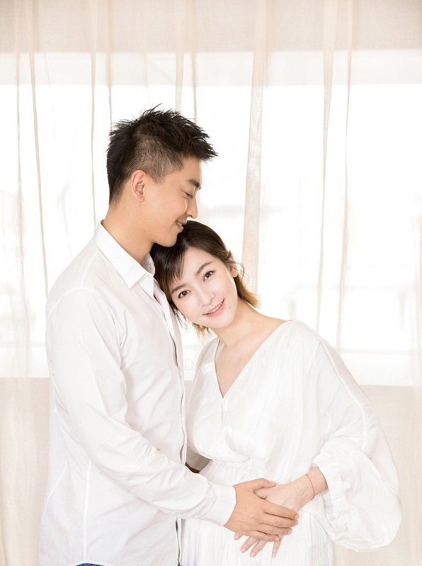 李晟李佳航情人节撒狗粮 甜蜜孕照曝光幸福满满