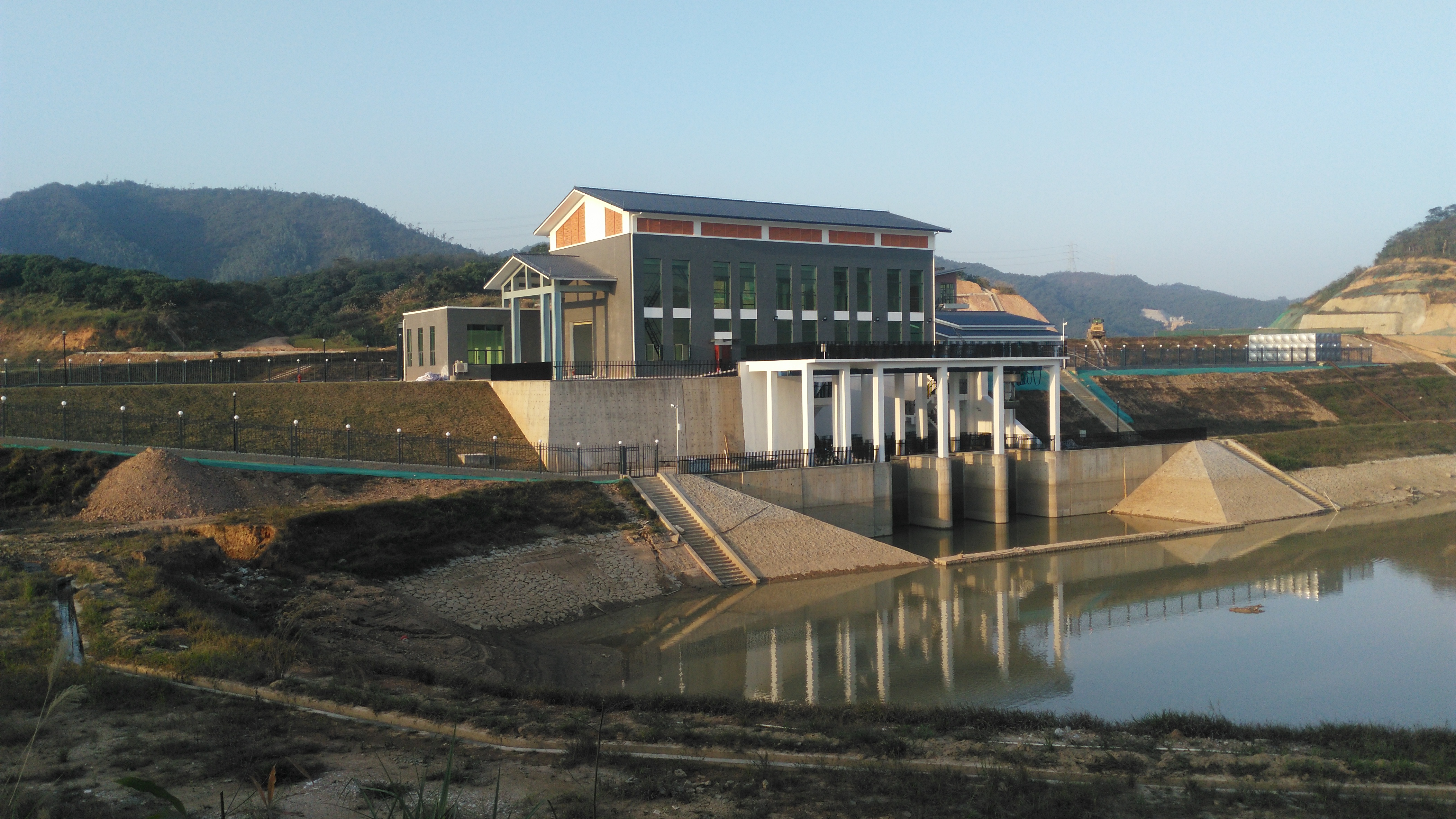 在东莞南门山森林公园东边,现正进行清林径水库的扩容和步道建设