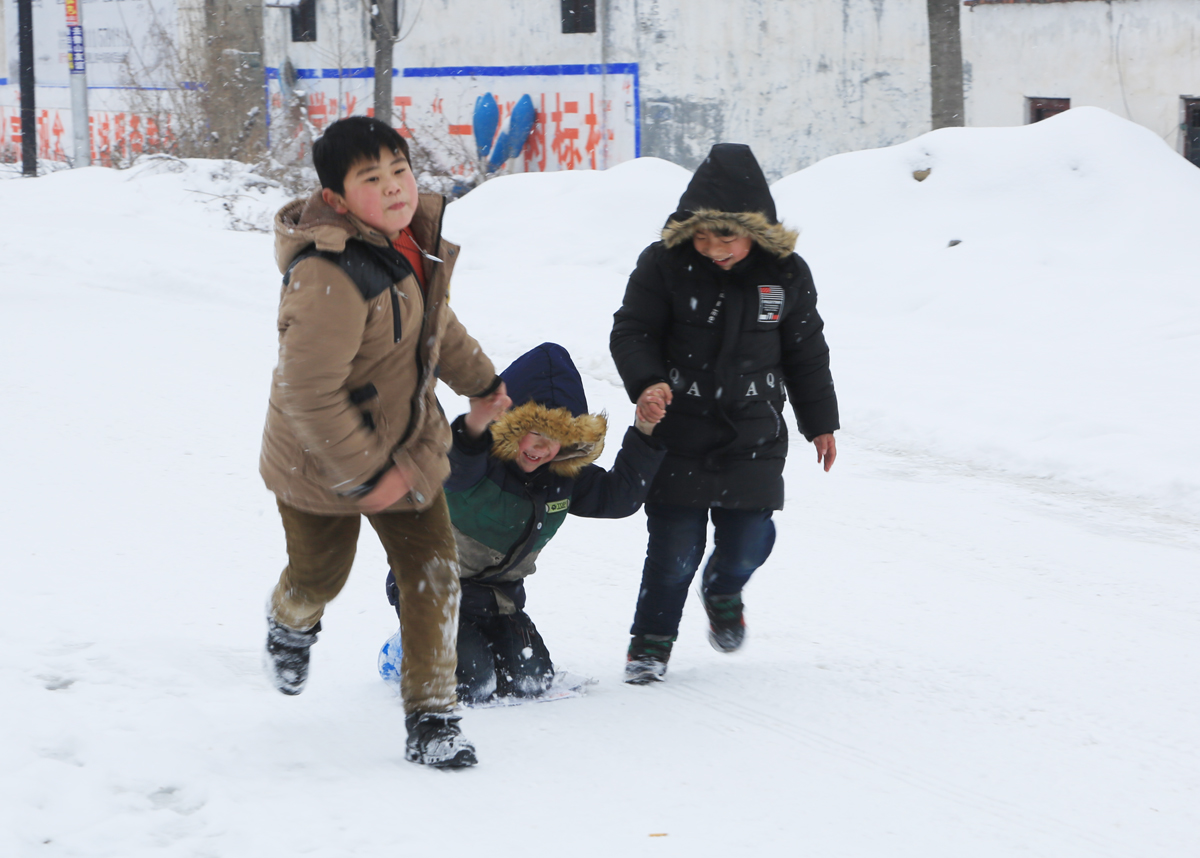 山区的孩子雪天的游戏真让我们长见识