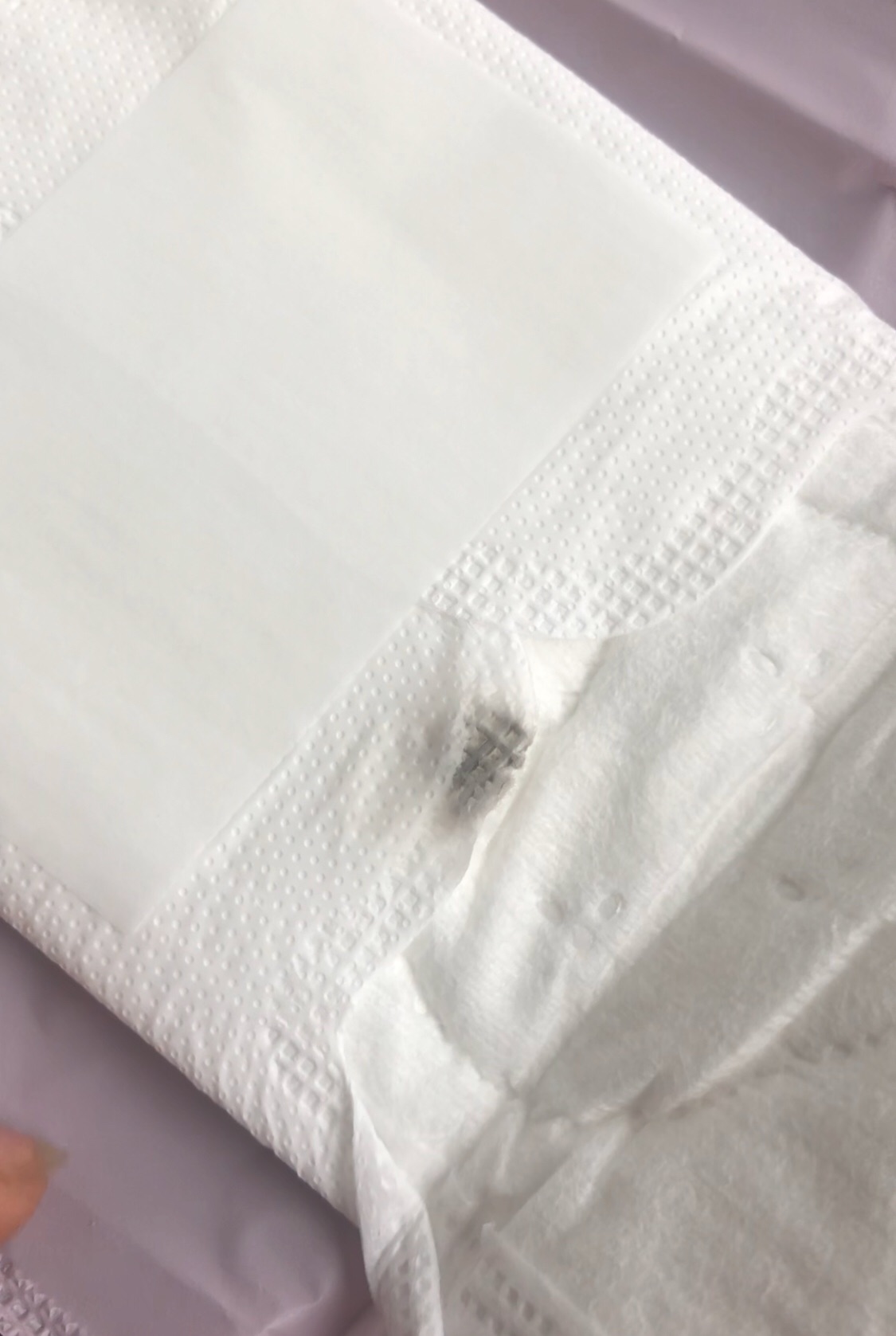 七度空间卫生巾一打开是脏的
