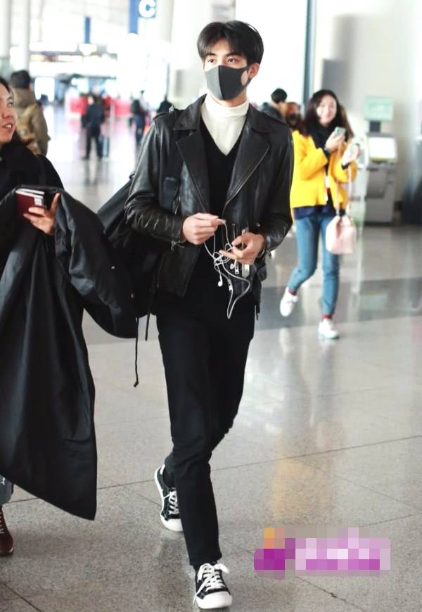 宋威龙身高182cm,腿长就占了一米八,裤子都要不够穿了